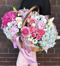 Цветочная композиция из Розы, Хризантемы, Пионы и Лизиантусы в корзине в Новом Ставропольского края